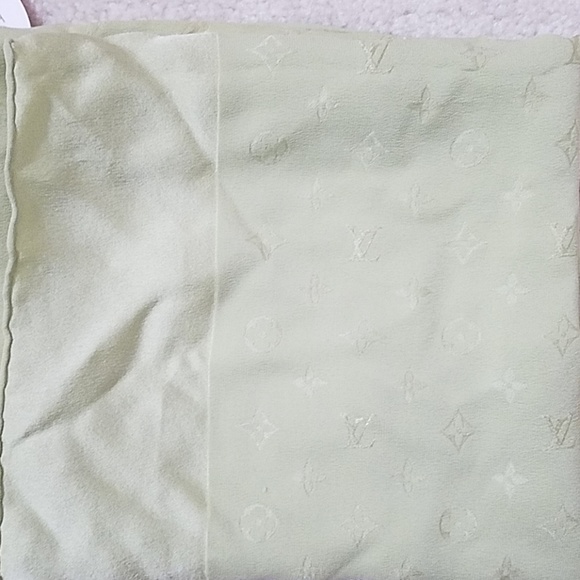 LOUIS VUITTON SILK MONOGRAM SCARF - Picture 5 of 12